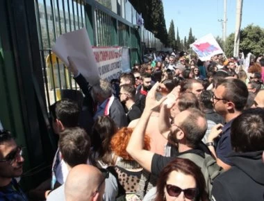 Ένταση έξω από τη Βουλή ανάμεσα σε εκπαιδευτικούς και αστυνομικές δυνάμεις